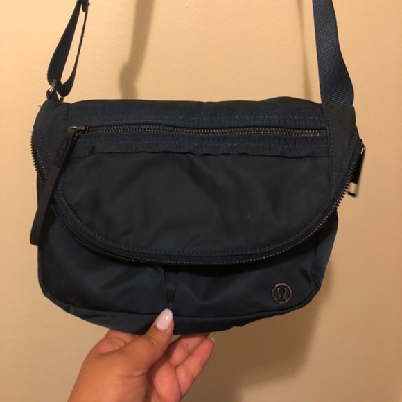 lululemon athletica crossbody bag